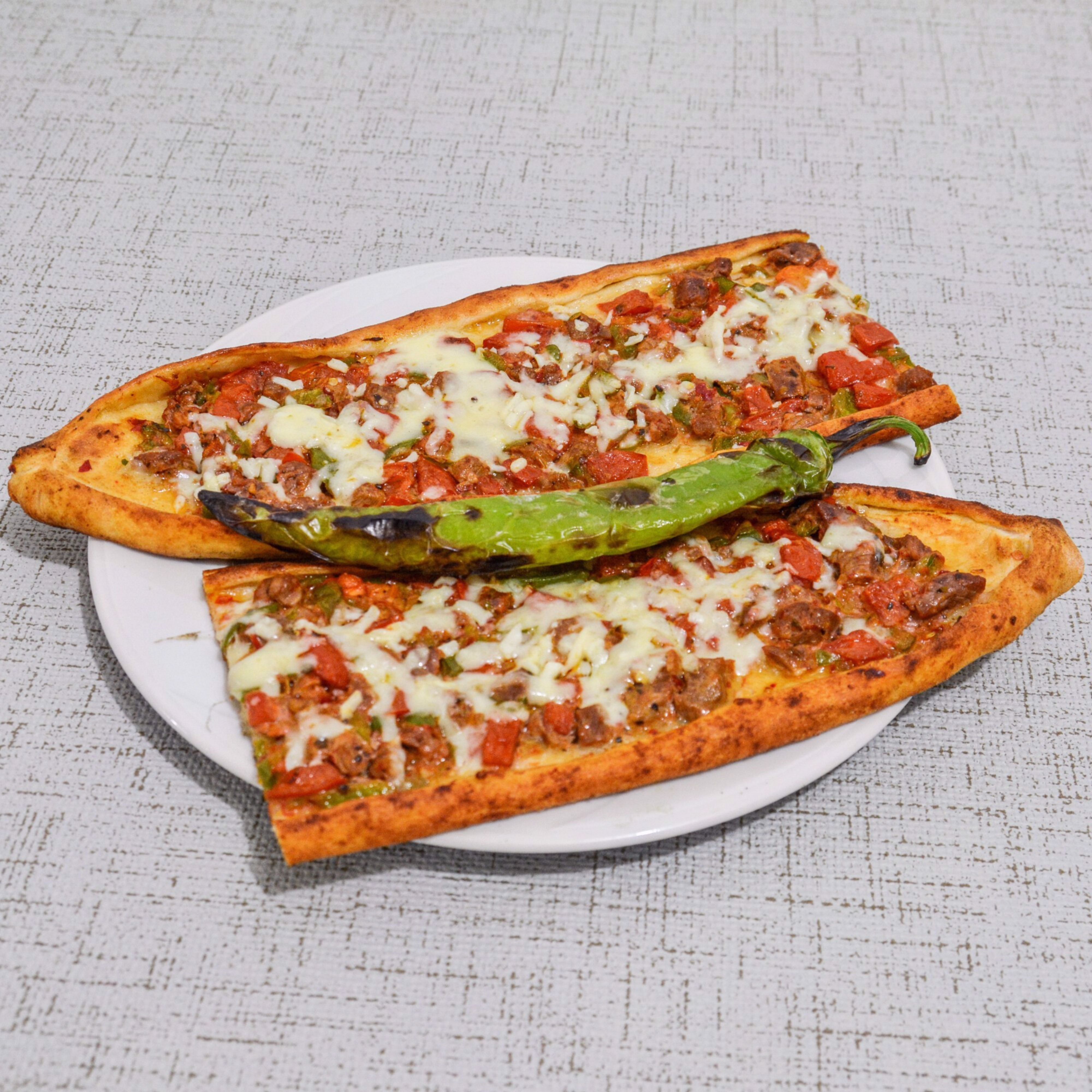 Kuşbaşılı kaşarlı pide